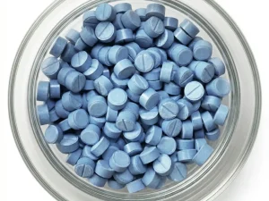 Blaue 2C-G-5 Pellets 7mg mit Bruchkerbe in einer Glasschale