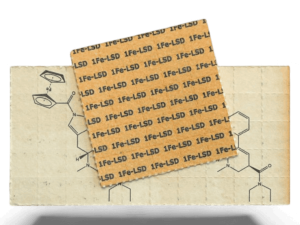 75 Einheiten 1Fe-LSD Blotter (200mcg) - von Vorne mit Schatten auf transparentem Hintergrund